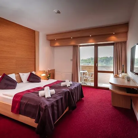 Corvus Aqua 4*